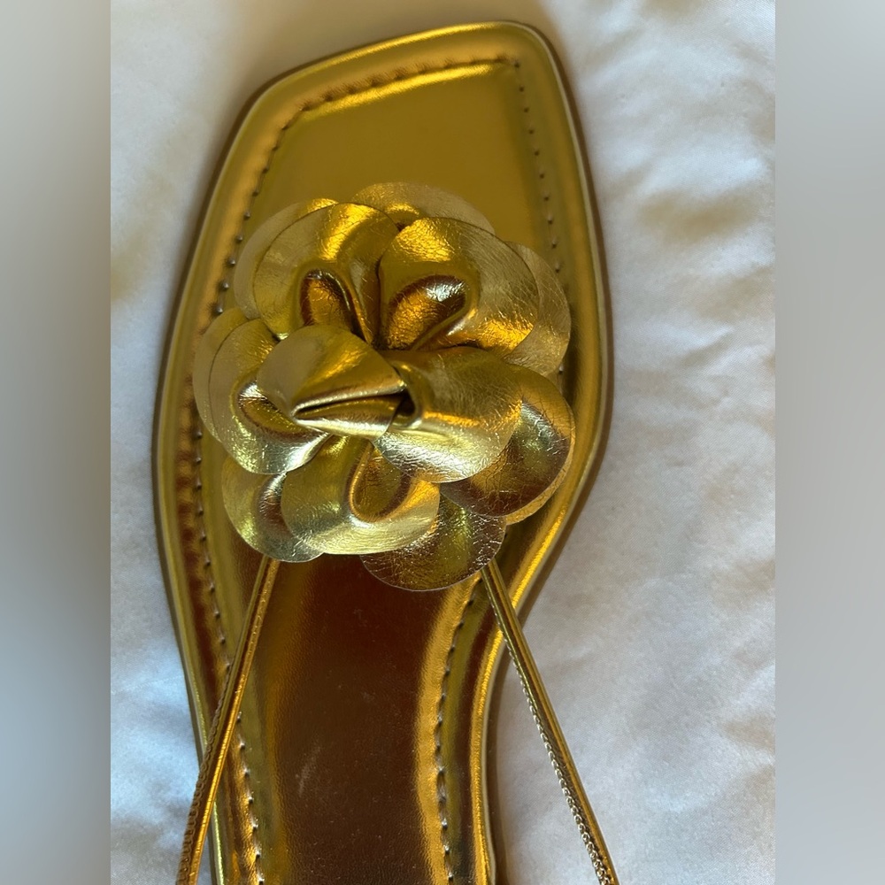 STUNNING FLAT GOLD FLORAL GLADIATOR SANDALS - Picture 5 of 8